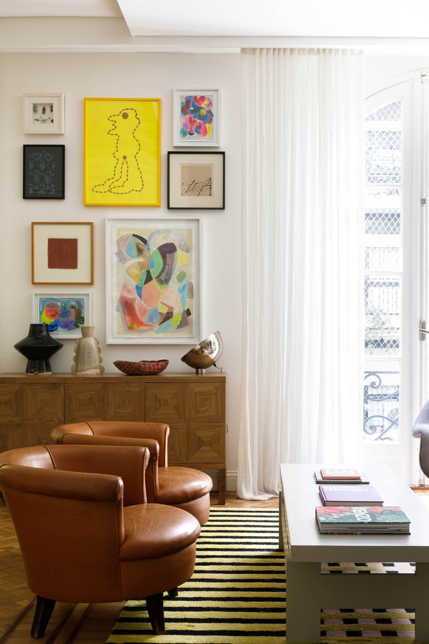En lo de la diseñadora Mumi Mihanovich las paredes funcionan como galería personal: obras de distintas épocas y formatos conviven con naturalidad y suman color, arte y carácter al living.