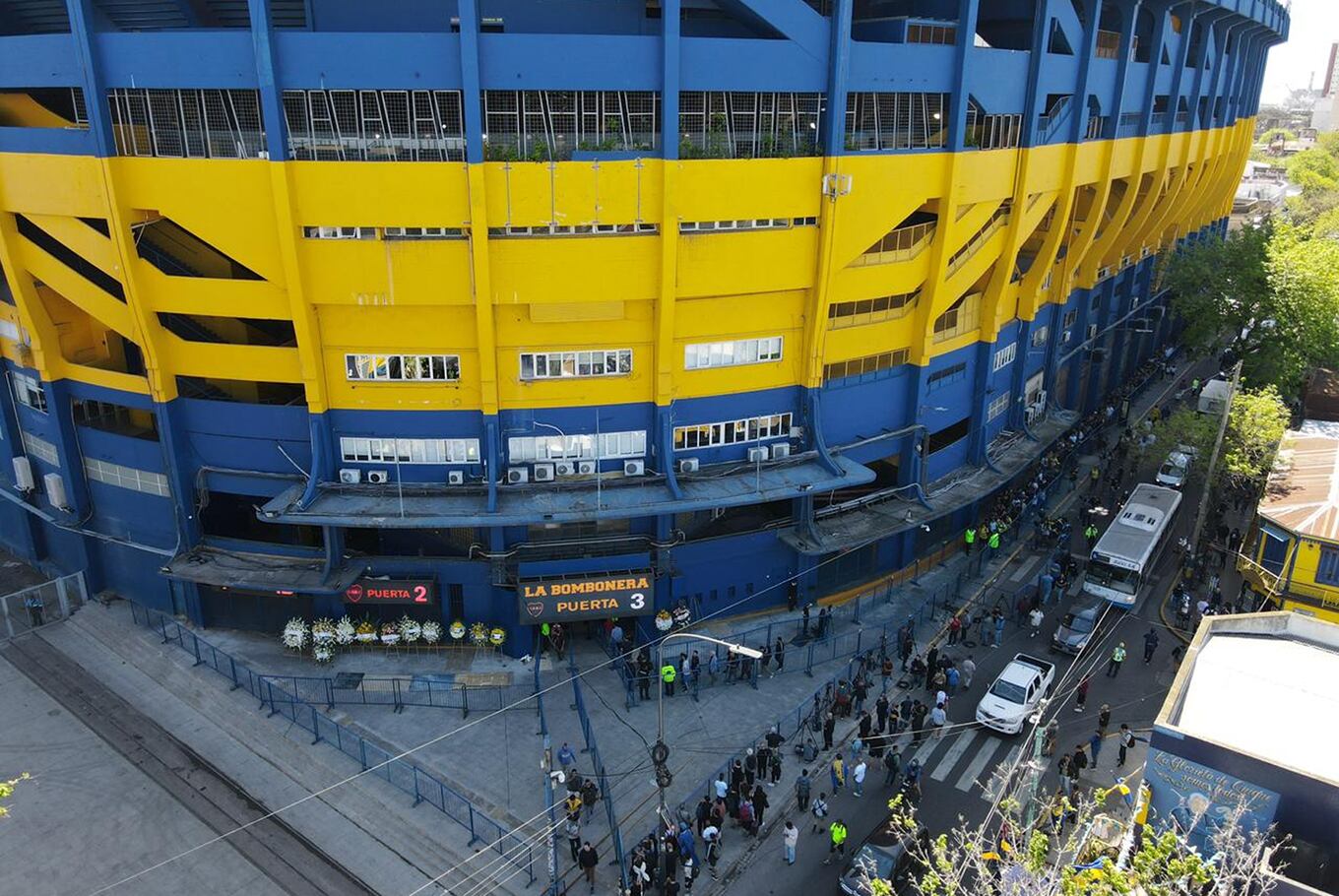 La calle Brandsen, habitualmente bulliciosa, esta vez es silenciosa; otro de los signos de respeto a Russo.