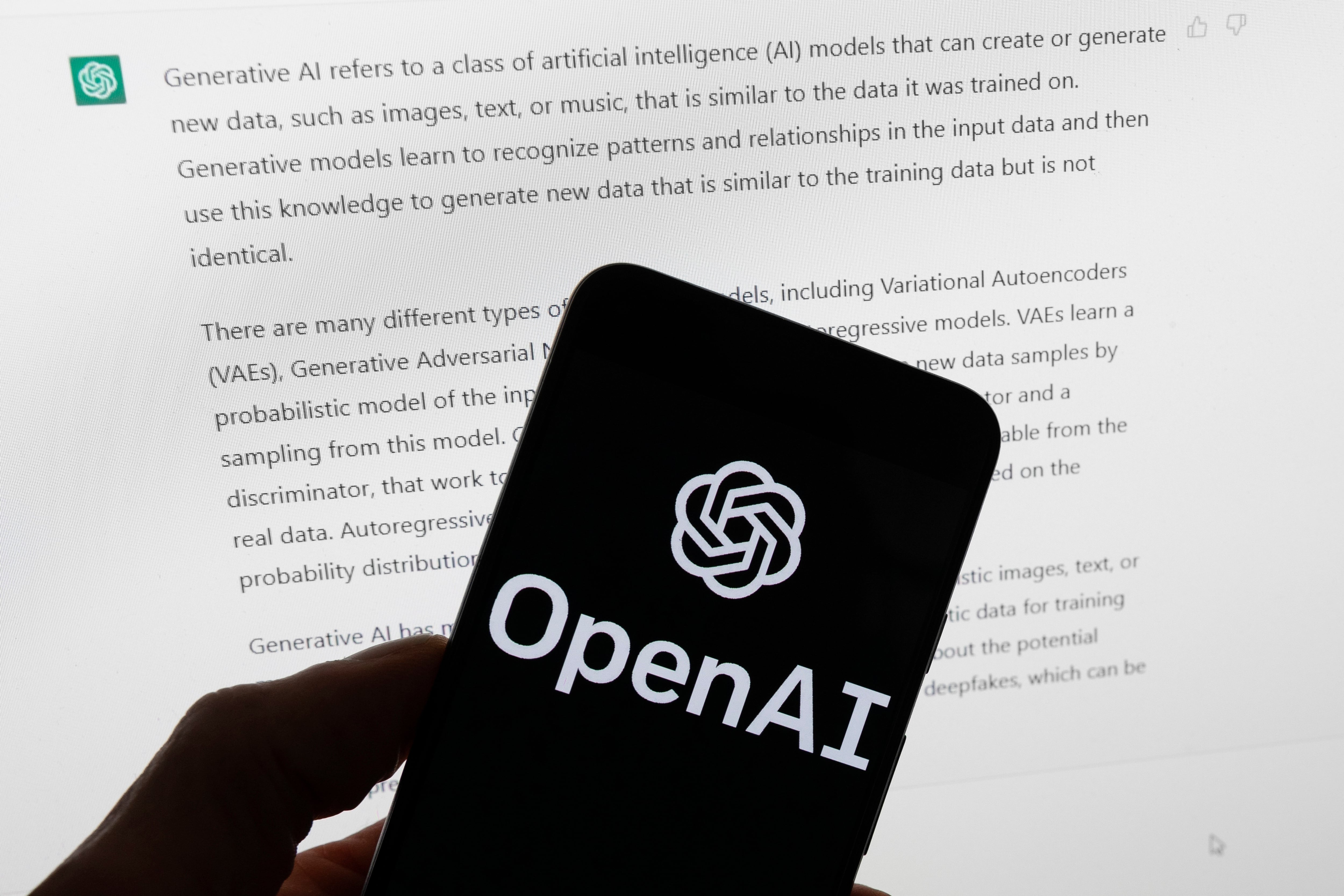 ARCHIVO - El logotipo de OpenAI en un teléfono móvil frente a la pantalla de una computadora el 21 de marzo de 2023, en Boston. (AP Foto/Michael Dwyer/Archivo)