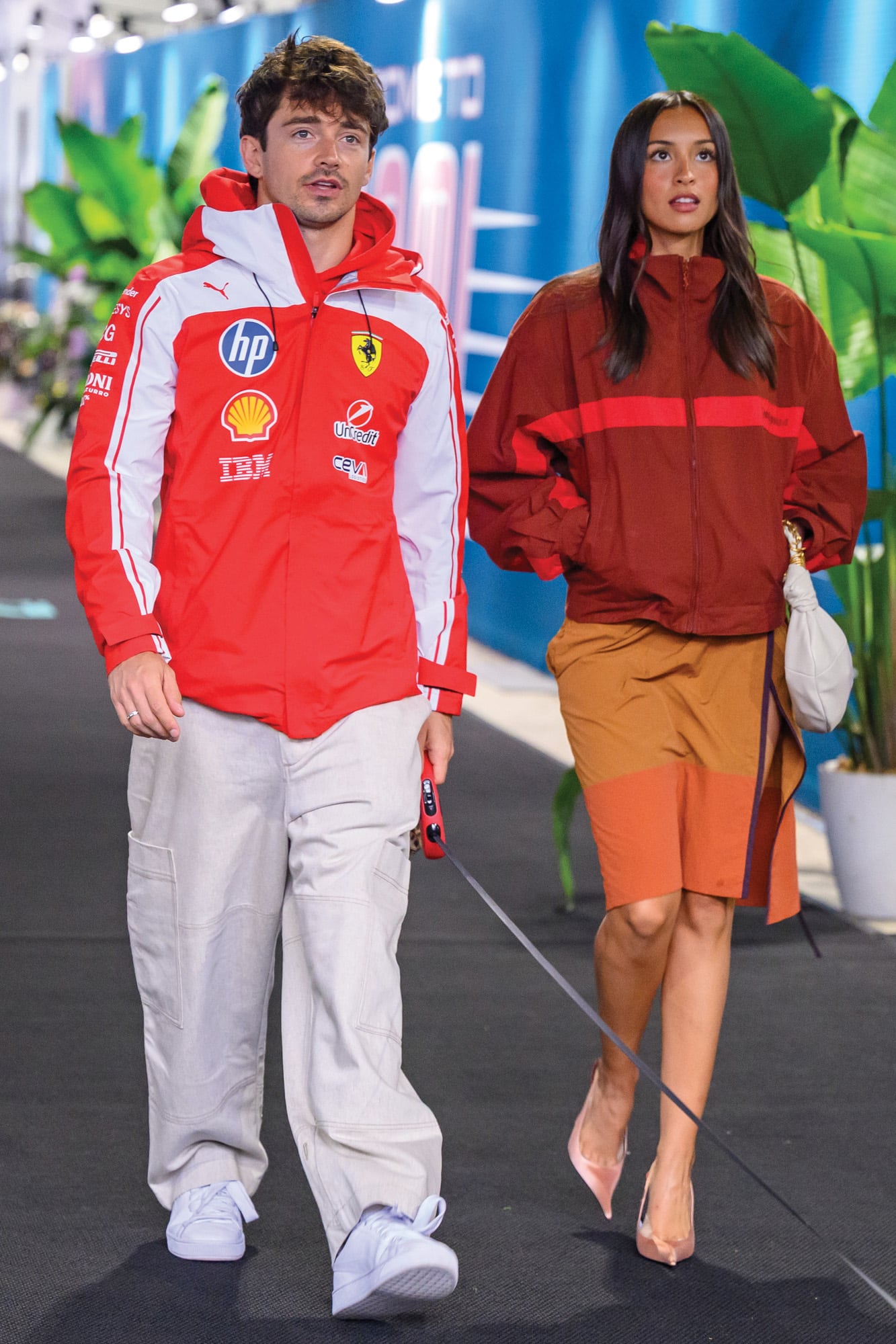 El piloto de Ferrari Charles Leclerc y su mujer, Alexandra, llegan al Team Village. La tiktoker impactó con un total look de Saint Laurent: chaqueta y falda lápiz bicolor, stilettos en punta y minicartera estilo hobo
