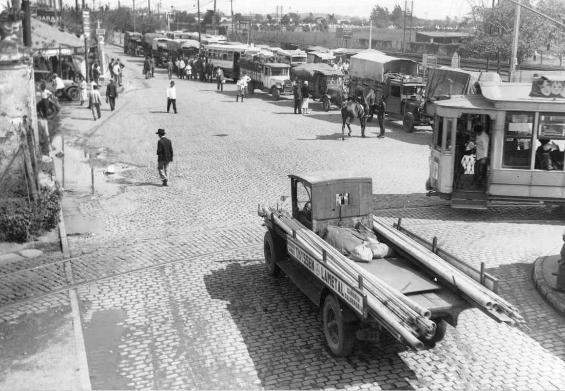 Tranvías, trenes, camiones y transeúntes en el ajetreados cruce de General Paz y Rivadavia.