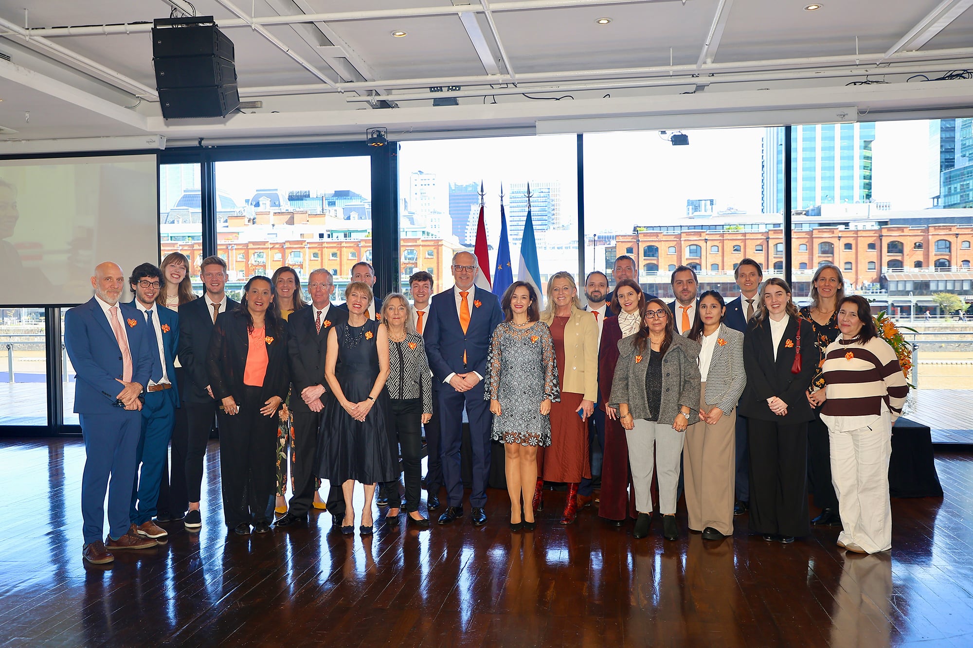 El personal de la embajada de los Países Bajos en la celebración por el Día del Rey en Buenos Aires