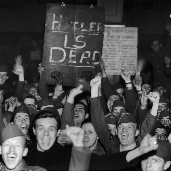 Aunque muchos celebraron el anuncio de la muerte de Hitler, abundaron también los escépticos que pensaban que la noticia formaba parte de una estratagema nazi
