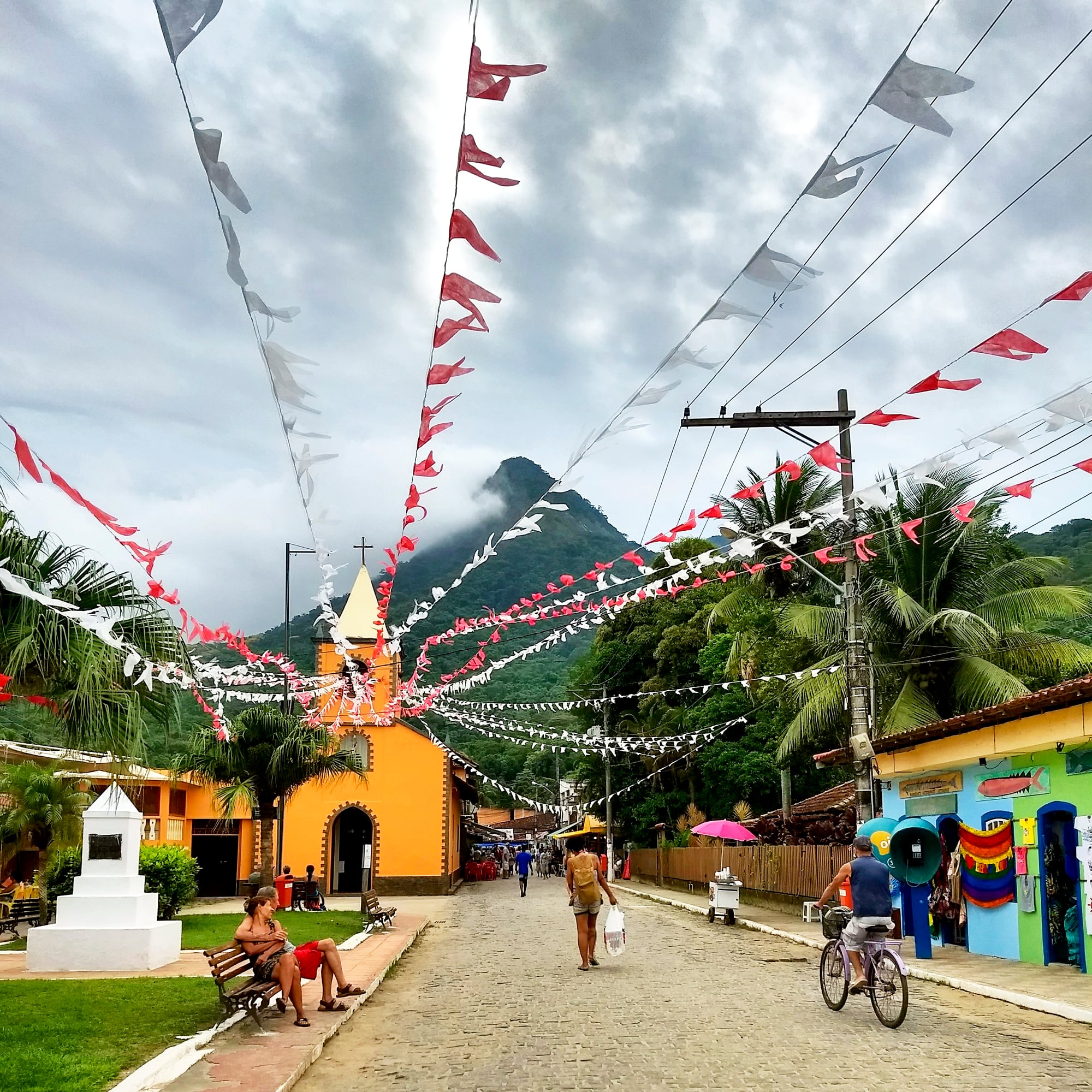 La iglesia San Sebastián del siglo XIX en Vila do Abraão, en el fondo el Pico do Papagaio