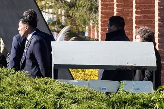 Al salir, Milei saludó a los estudiantes