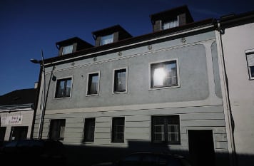 La casa de la familia Fritzl, en Amstetten, Austria, donde Josef, el padre, construyó un sótano para encarcelar y violar a su hija durante 24 añoos (Getty Images)