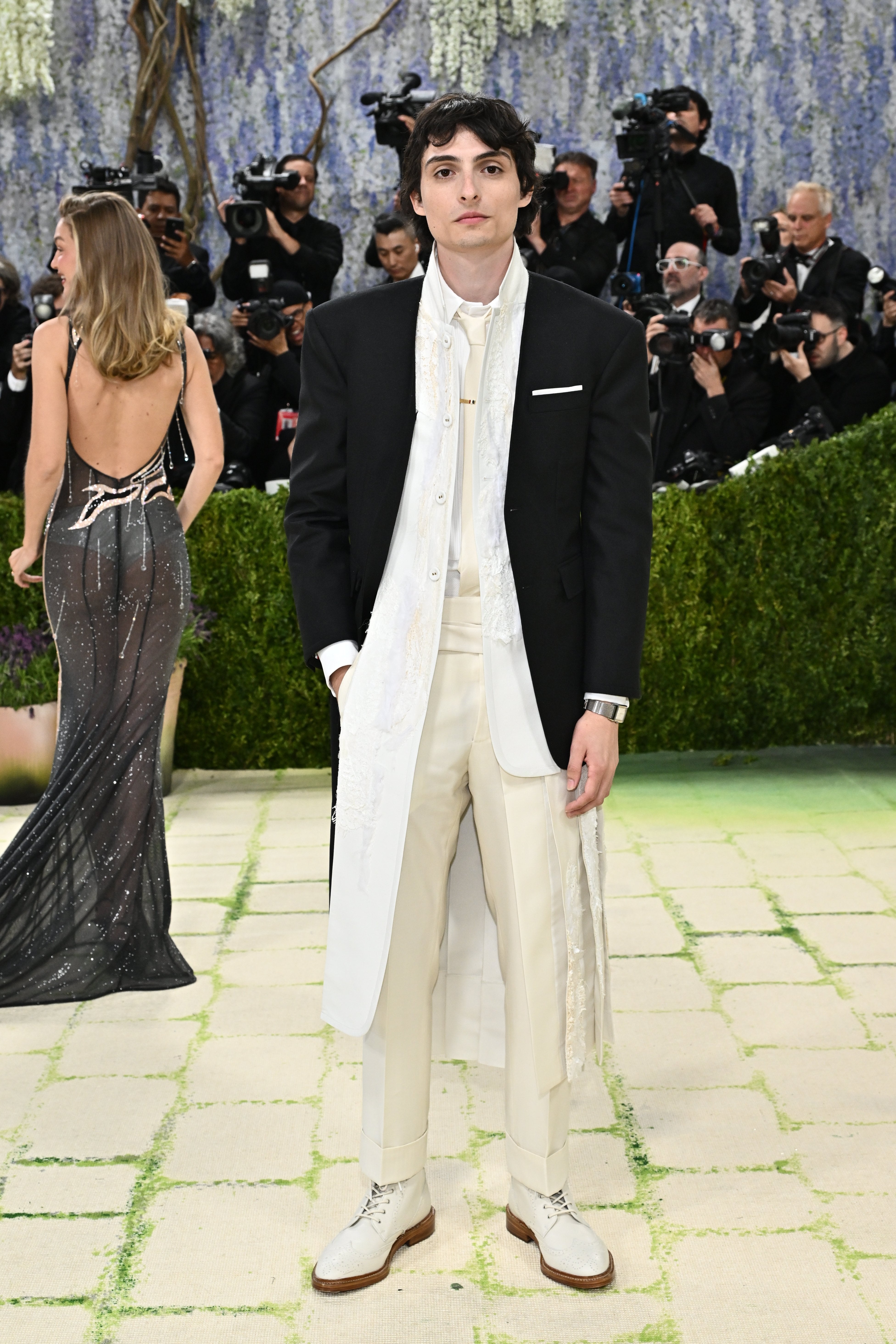 Finn Wolfhard vestido por Thom Browne