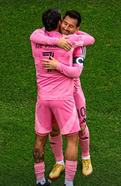 Rodrigo De Paul se abrazó con Messi tras el gol