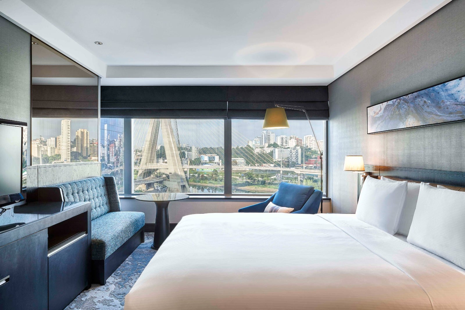 El puente Estaiada se ve desde varias habitaciones del Hilton Morumbi.