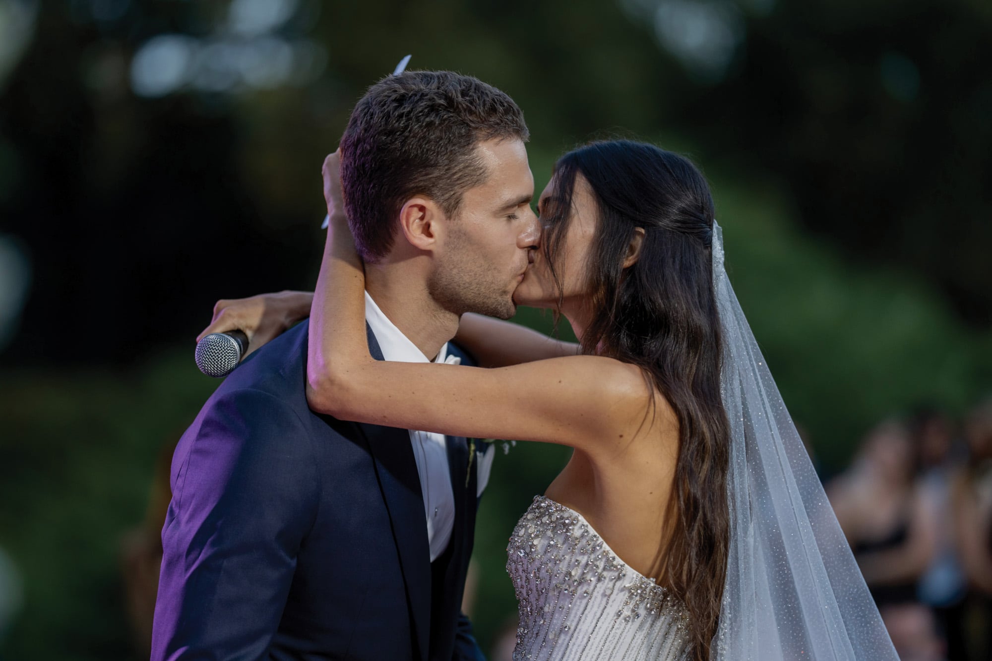 El beso después de que los declararan marido y mujer, ante la mirada de familiares y amigos de la pareja.