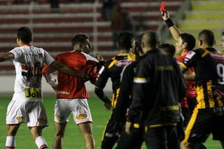 La clasificación de San Pablo terminó en escándalo: Calleri fue expulsado despué