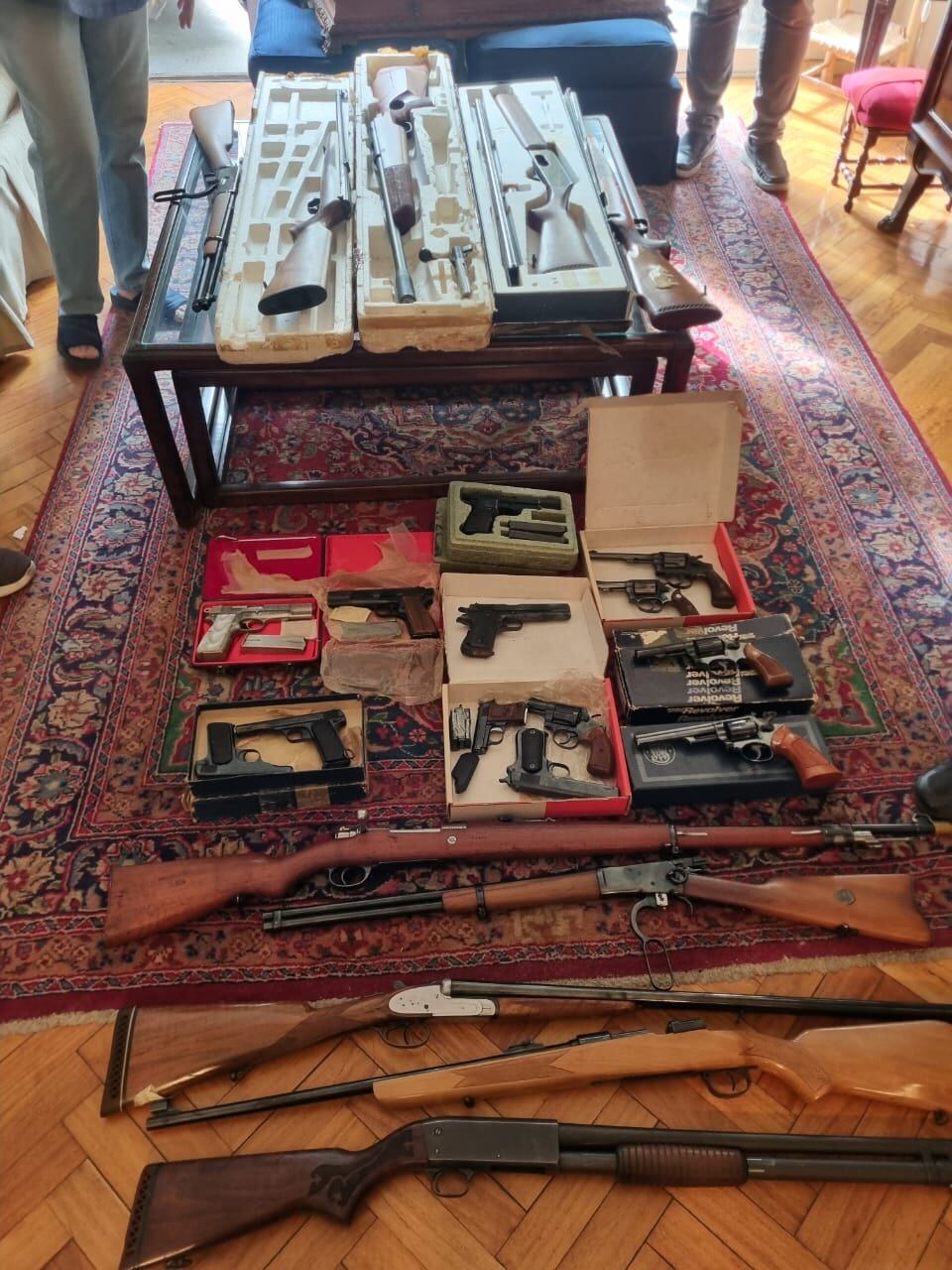 Armas largas y cortas incautadas a la esposa de un militar retirado en Palermo