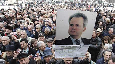 Miles de seguidores despiden los restos de Milosevic