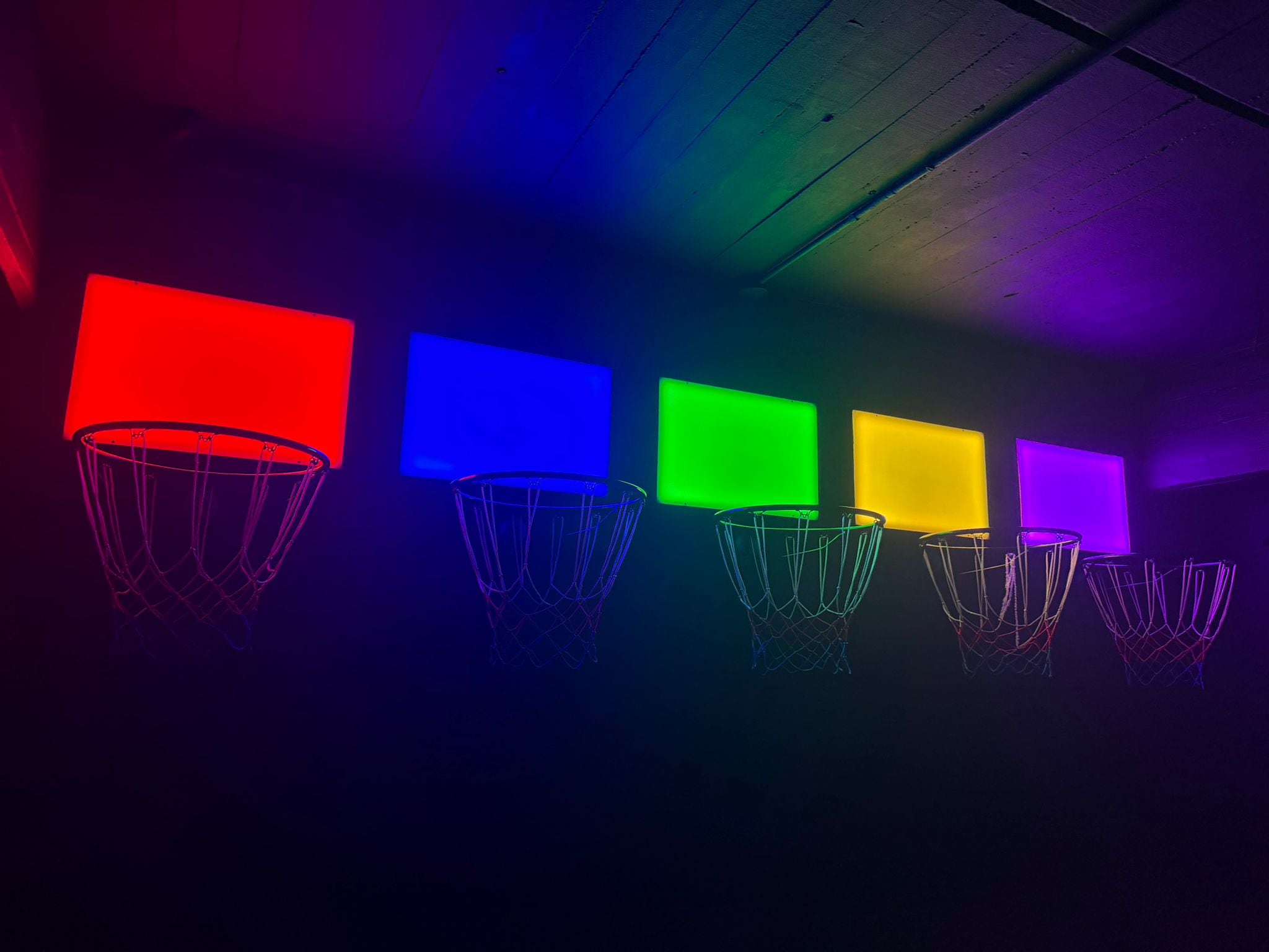 En Basket Flow, solo encestando en el aro correspondiente a la opción correcta se avanza de nivel