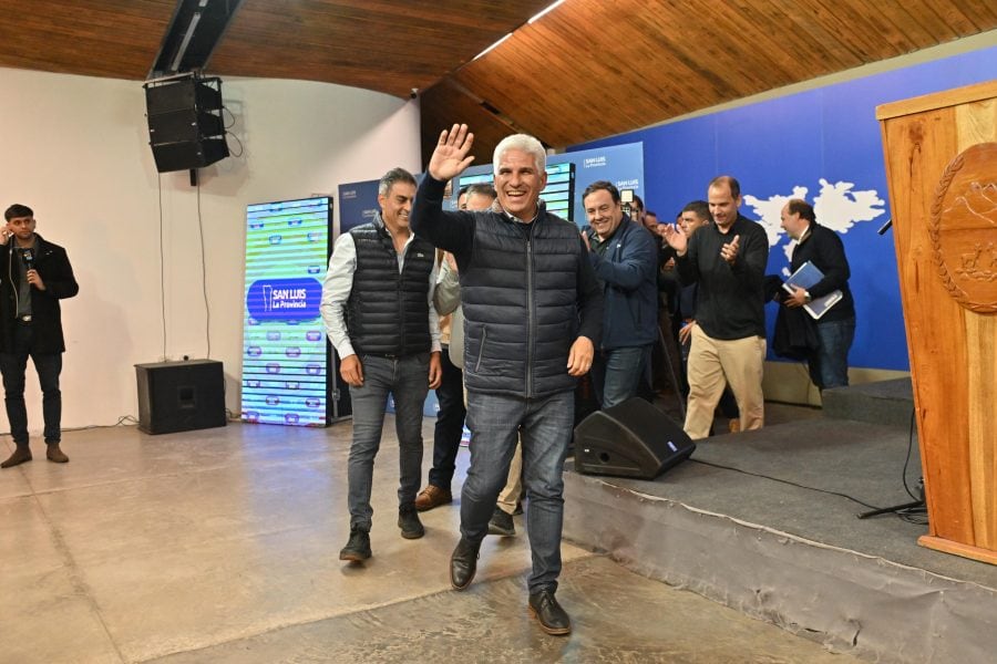 El gobernador de San Luis, Claudio Poggi, al festejar el triunfo electoral