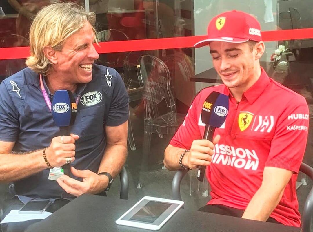 Juan Fossaroli con Charles Leclerc, en una charla con buenas ondas