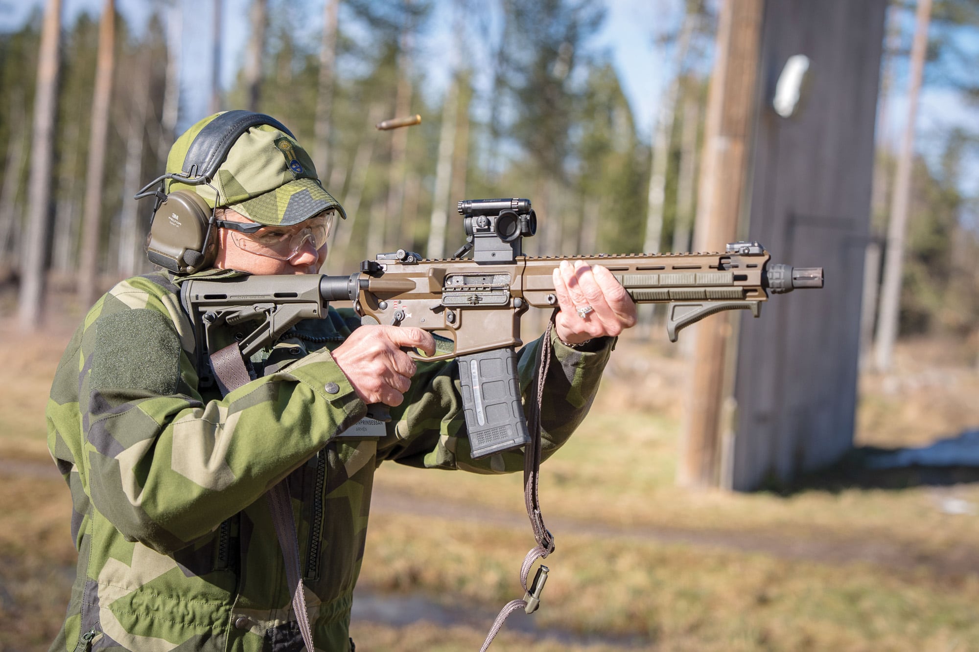 La princesa recibió entrenamiento para disparar fusiles automáticos