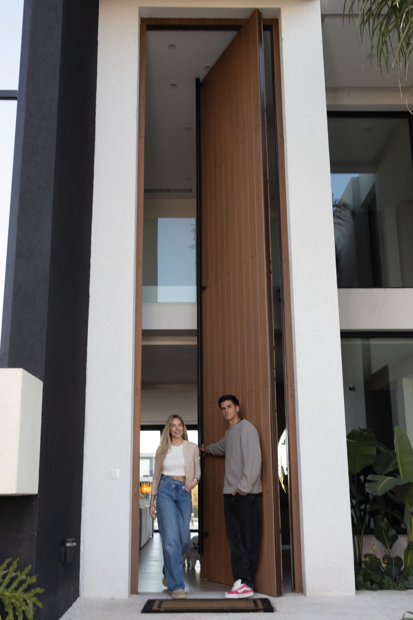 La pareja frente a
la puerta de doble altura.
“Es soñada”, dice ella orgullosa.