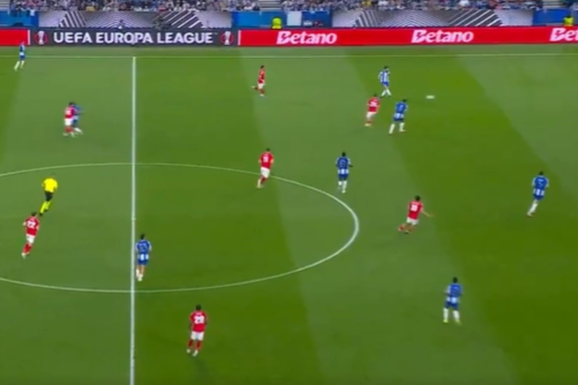 El gol en contra casi desde la mitad de la cancha en Porto vs. Nottingham Forest, por la Europa League