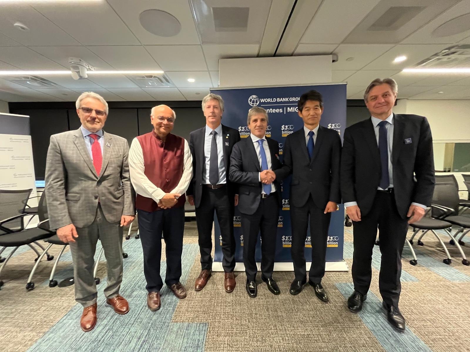 “Última reunión de sábado”: Caputo se mostró con representantes del Banco Mundial en el cierre de su gira por Washington