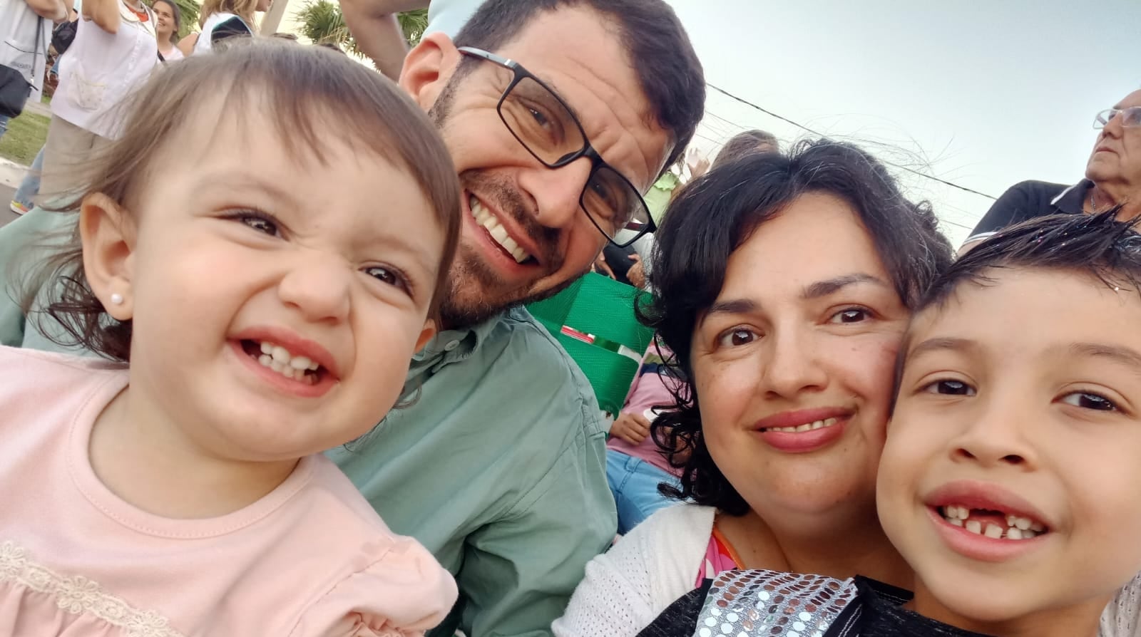 Felices los 4: Vanesa, José María, Felipe y Catalina.