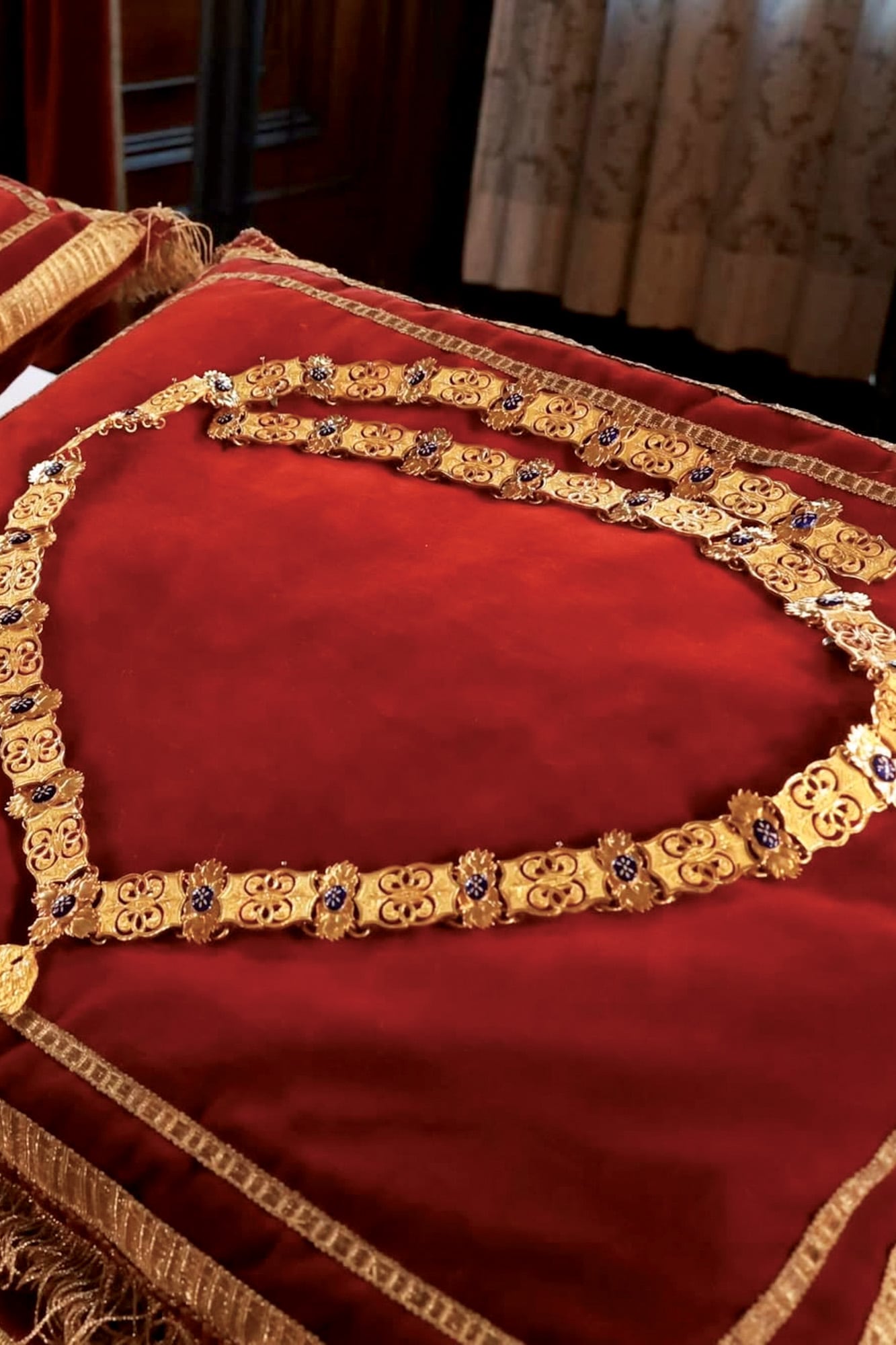 El collar que forma parte de la condecoración otorgada por Felipe VI a su madre, la monarca emérita. La Insigne Orden del Toisón de Oro fue creada en 1429 por el duque de Borgoña Felipe III el Bueno