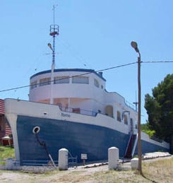 La Casa Barco de Pehuen Co está construida en arena y cemento (Foto: visitapehuenco.com.ar)