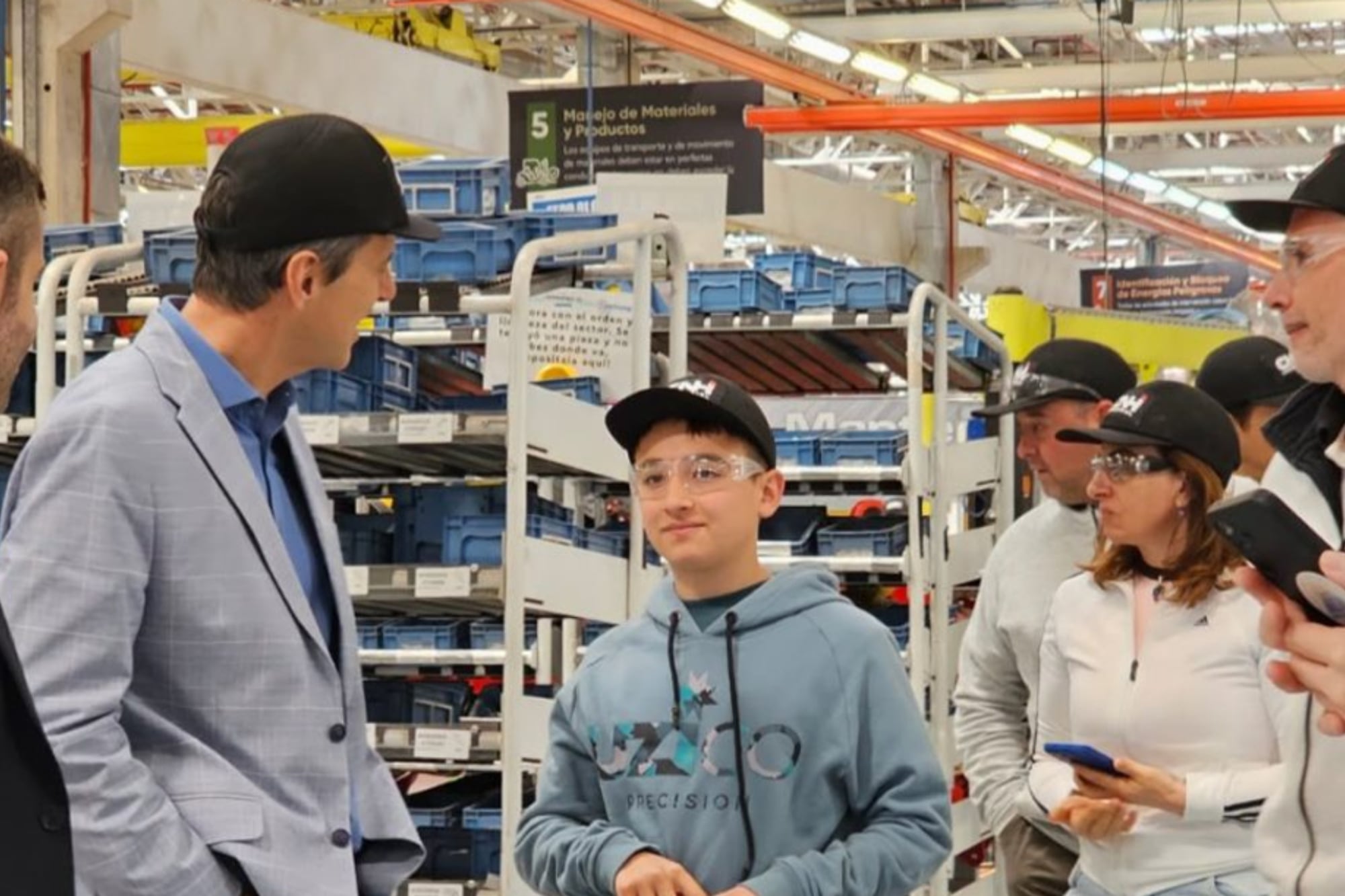 Thiago Príncipe en la visita a la planta Industrial