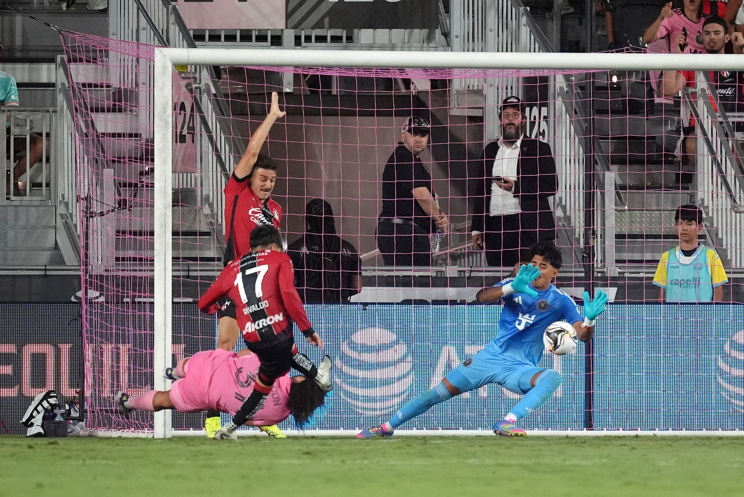 José Rivaldo Lozano remata y convierte el gol del transitorio empates de Atlas (México) frente a Inter Miami