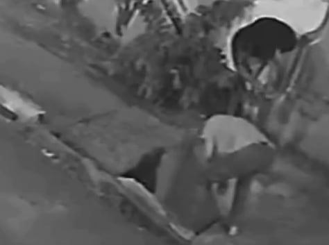 Varias personas ayudaron a la mujer para que pueda salir de la alcantarilla