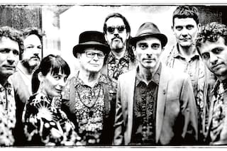 Bajofondo emprende un viaje a la psicodelia de los setenta