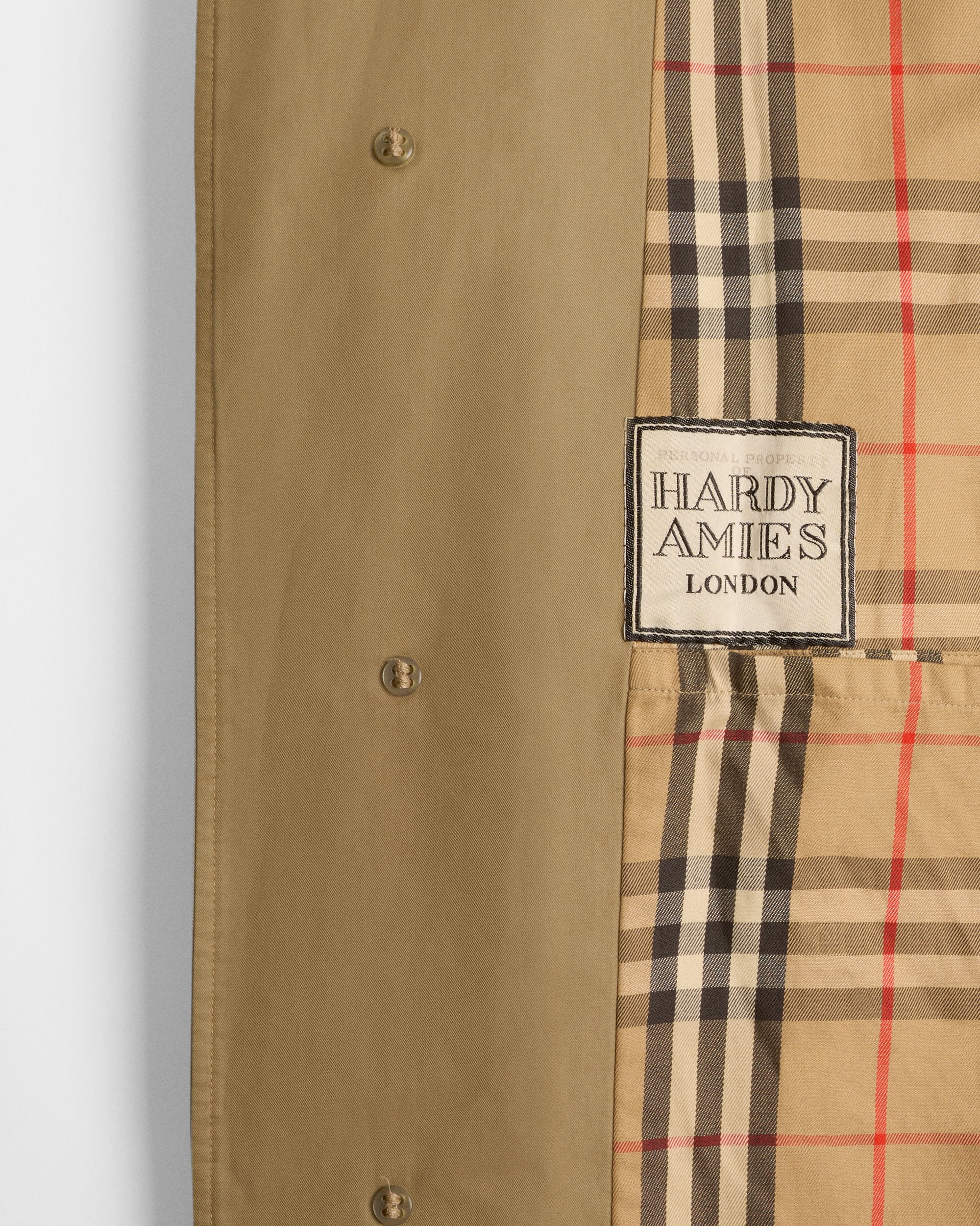 Detalle de la etiqueta personalizada en el abrigo Burberry del diseñador de moda británico Hardy Amies