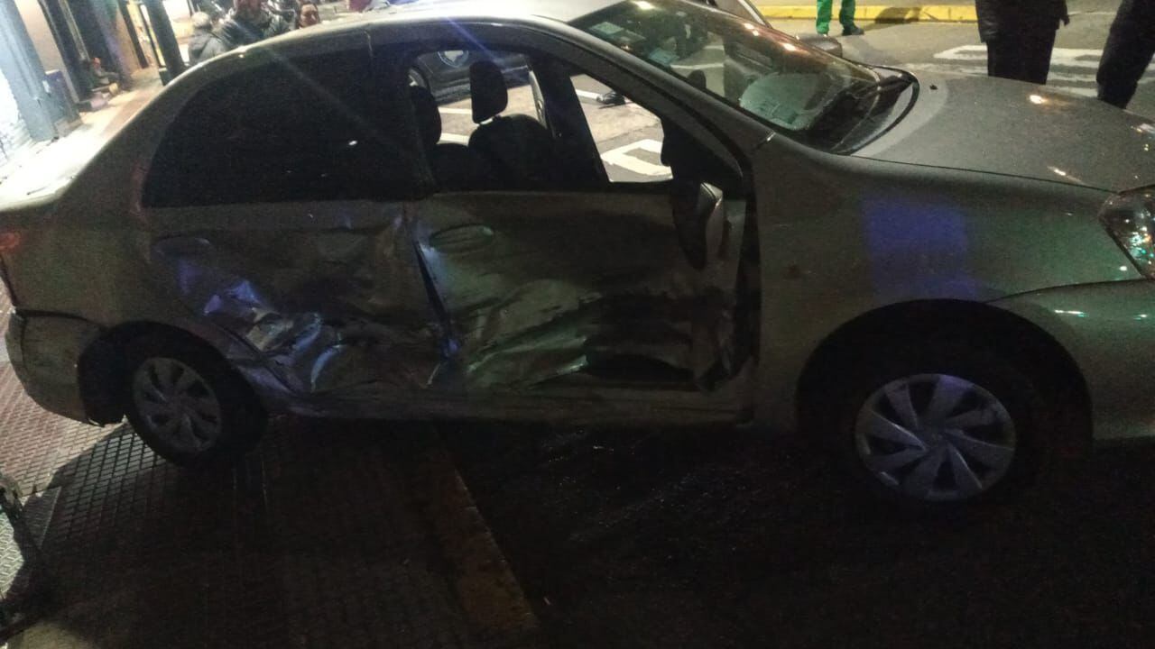 Chocaron dos autos en Córdoba y Callao: uno de los conductores iba borracho e investigan si circulaba a contramano.