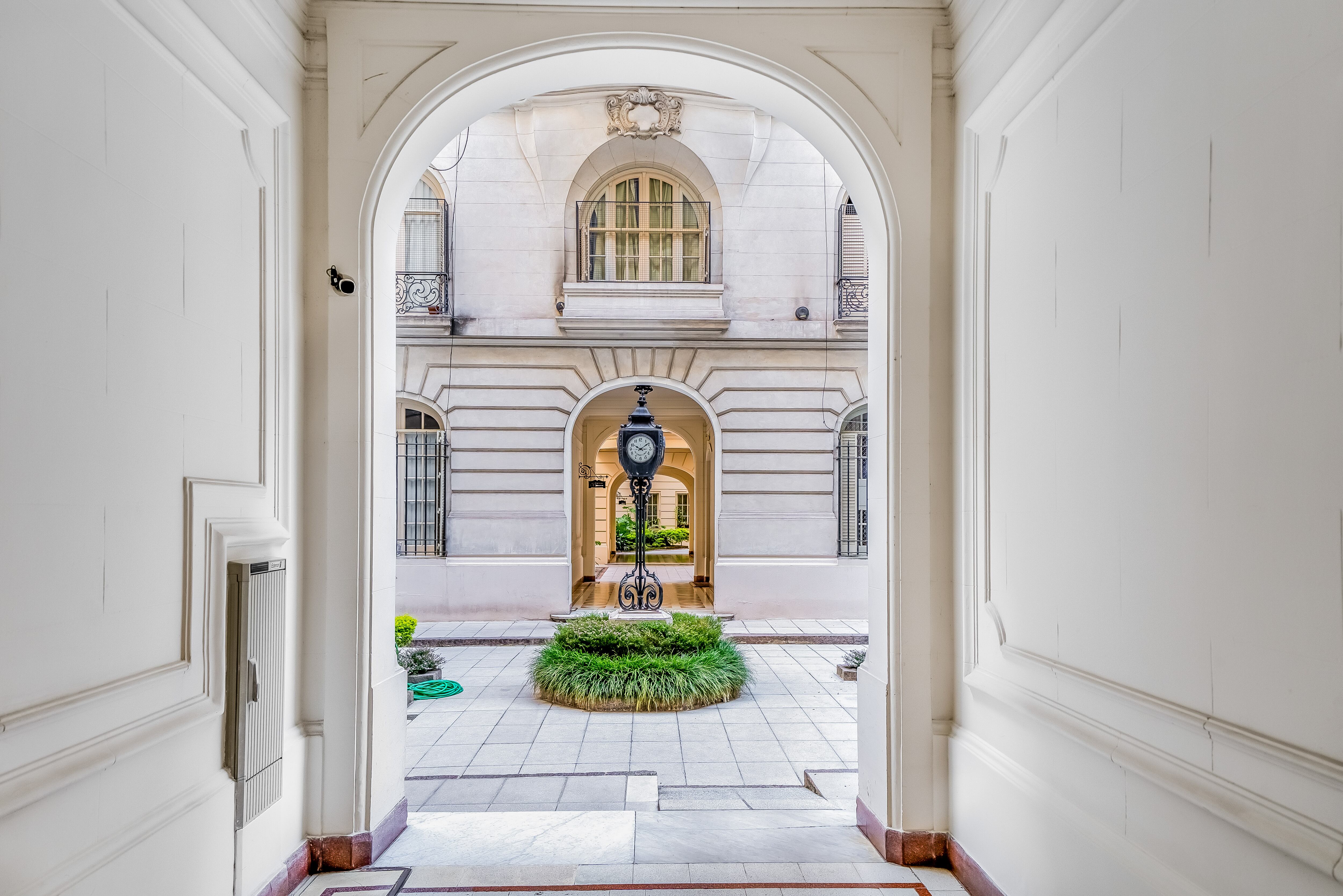 El tradicional reloj ubicado en el patio principal del Palacio de los Patos