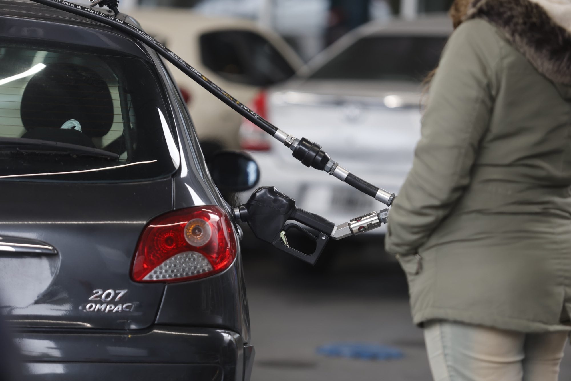 El Gobierno actualizó los tarifas de electricidad y oficializó un aumento de impuestos en los combustibles