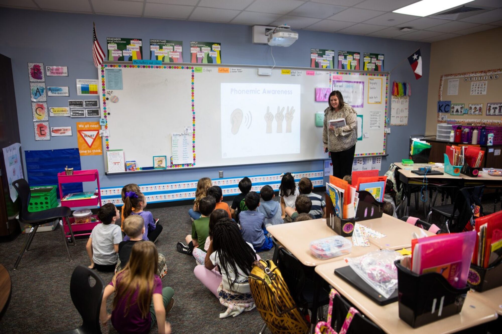 El programa prioriza a familias de bajos ingresos y estudiantes con IEP; los fondos cubren matrícula, tutoría y transporte