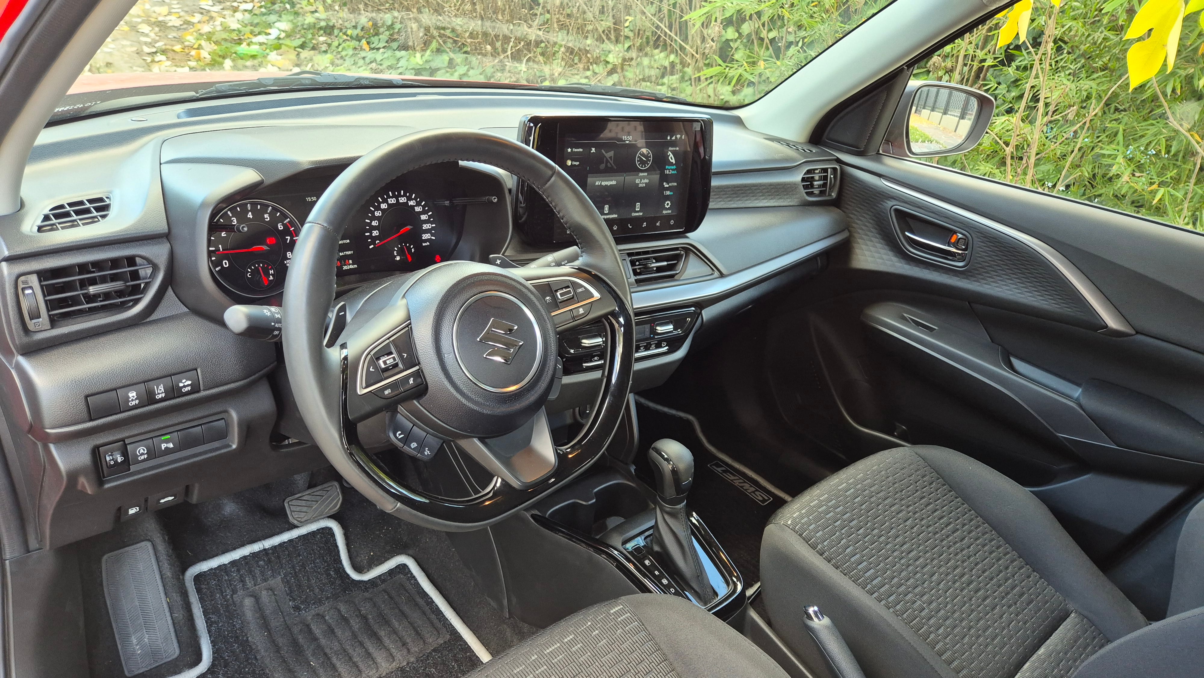 Con todo lo necesario. Es el interior del Suzuki Swift