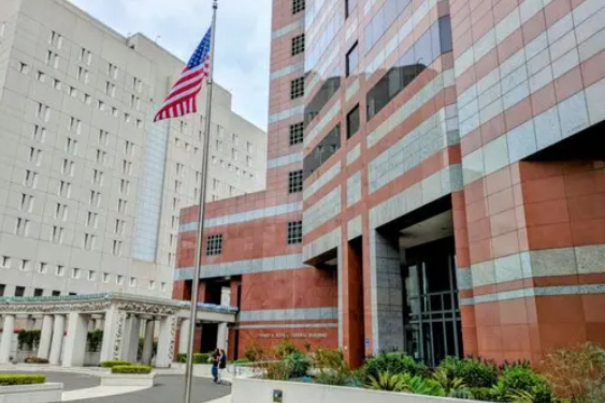 El edificio federal Edward R. Roybal, en el centro de Los Ángeles, fue el lugar donde ICE retuvo a decenas de inmigrantes en su subsuelo tras acudir a citas de registro