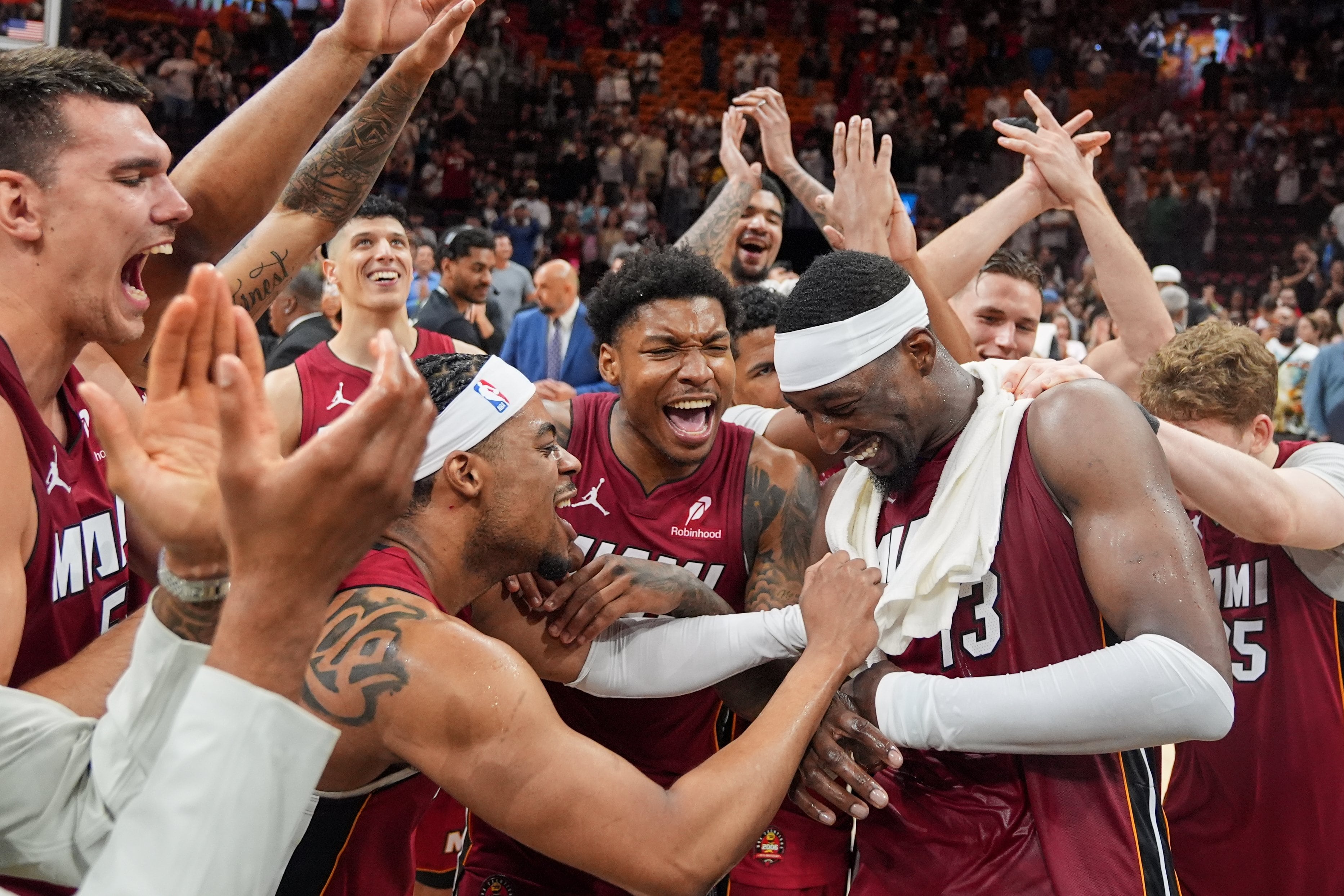 Los compañeros le dan su merecido: una felicitaciones intensas durante el encuentro que registró a Adebayo en un lugar intermedio entre Chamberlain y Kobe Bryant, ídolo del pivote de Miami.