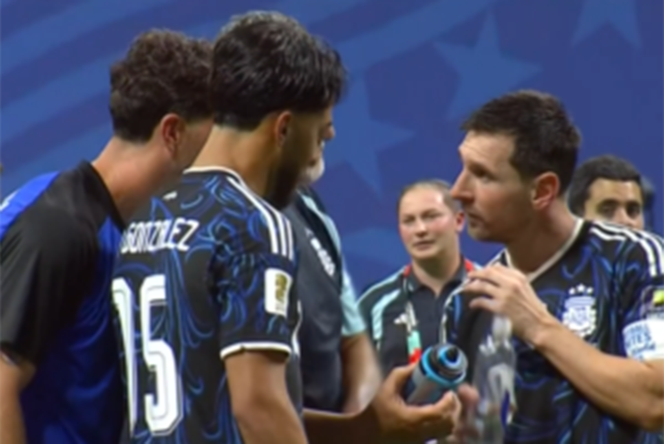 Messi y Nico González comentando los apuntes que tenía el arquero de Inglaterra en la botella