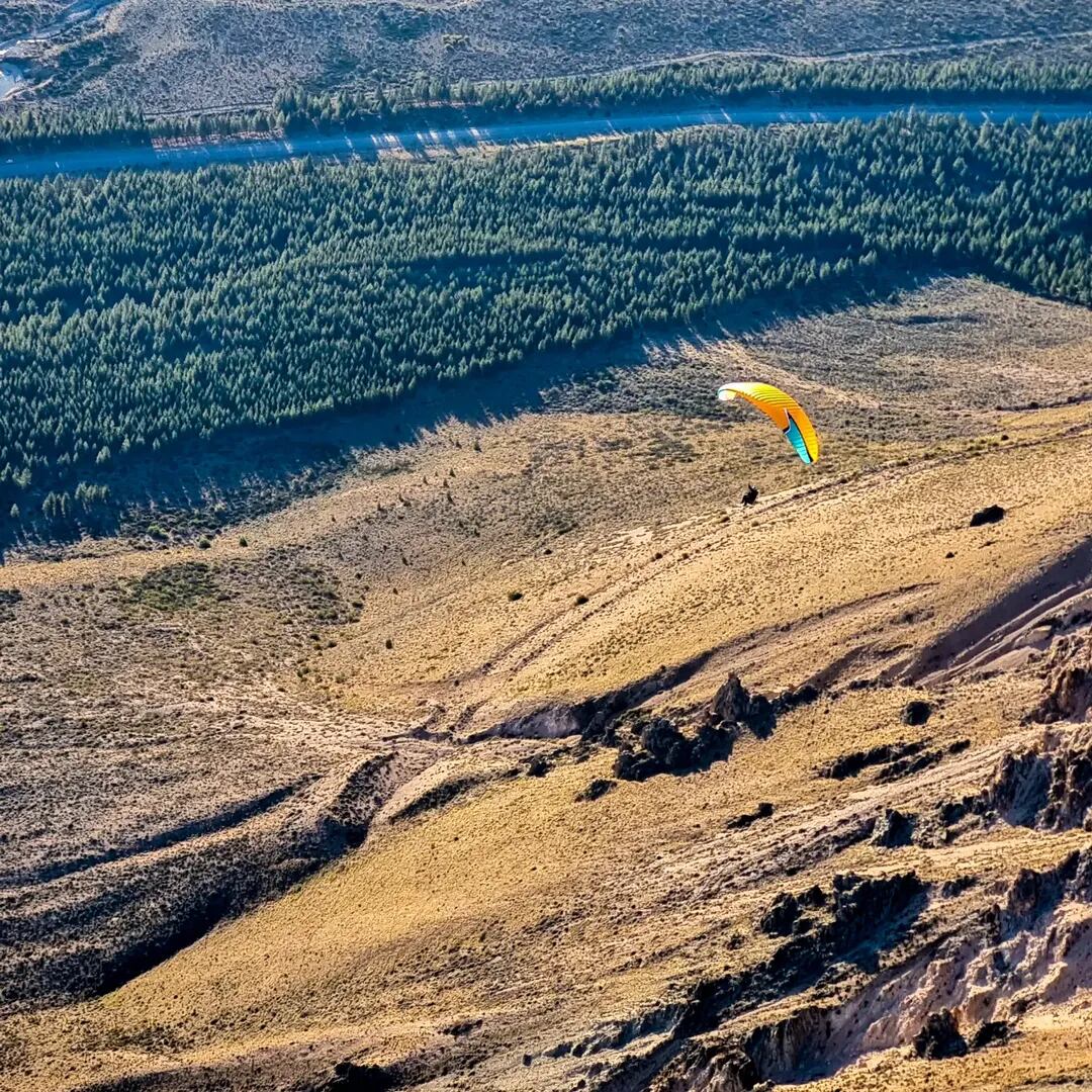 La experiencia extrema que crece en la Patagonia: volar en parapente frente a la cordillera nevada