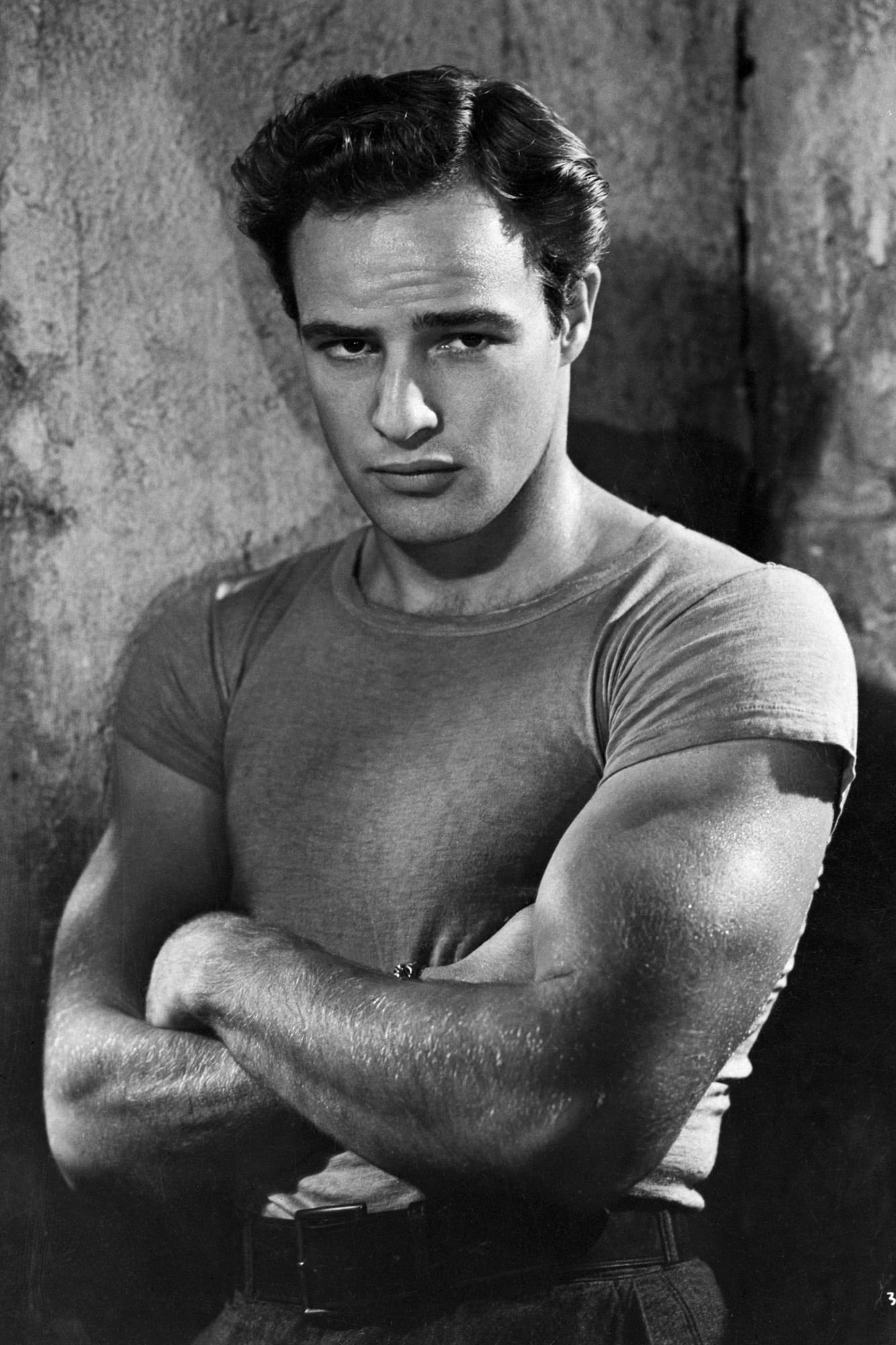 Marlon Brando, en el personaje de
Stanley Kowalski de Un tranvía llamado deseo,
de Tennessee Williams. La película es del año
1952 y fue dirigida por Elia Kazan. Brando
también hizo la versión teatral en Broadway,
en 1947