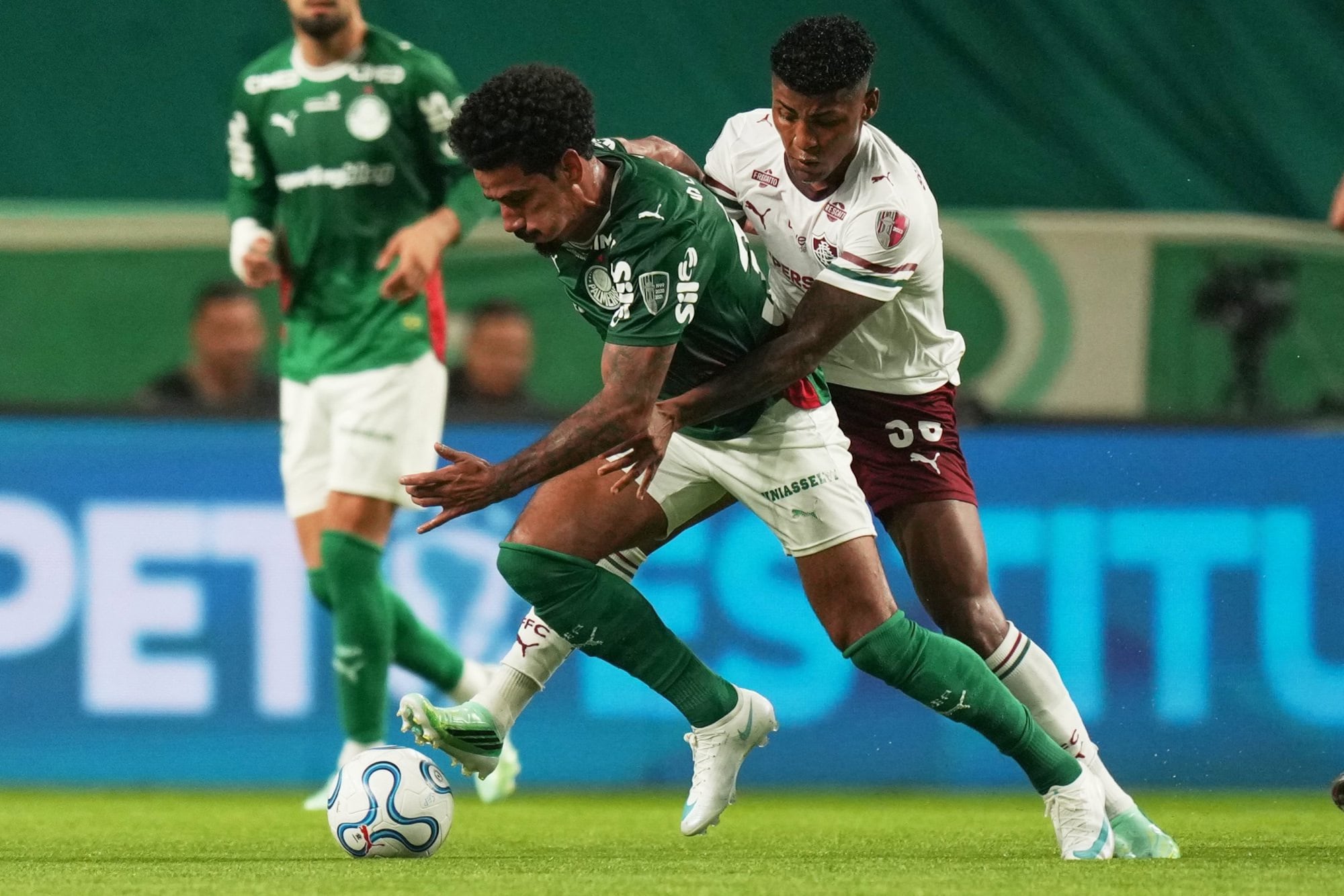 Lucas Evangelista, de Palmeiras, pelea por la pelota con Hércules, que luego fue el autor del gol de Fluminense que llevó la definición a los penales