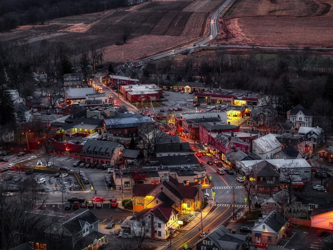 La calle principal de este pueblo tiene boutiques, restaurantes y bibliotecas (Instagram/@hvdrones)