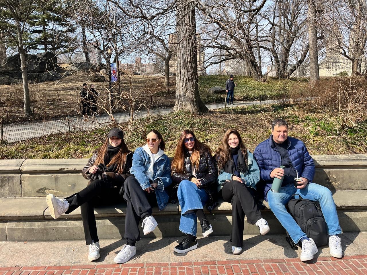 Mario Cuenca y su familia compuesta por su esposa Natalia y sus tres hijas