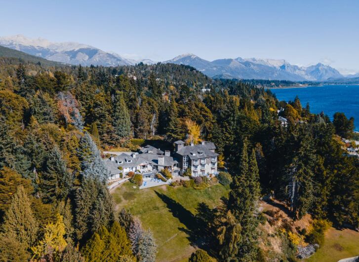 La residencia La Cascada, actualmente conocida como La Cascada Casa Patagónica by DON, fue construida en la década de 1950. Originalmente, no fue concebida como hotel, sino como una casa privada de descanso.