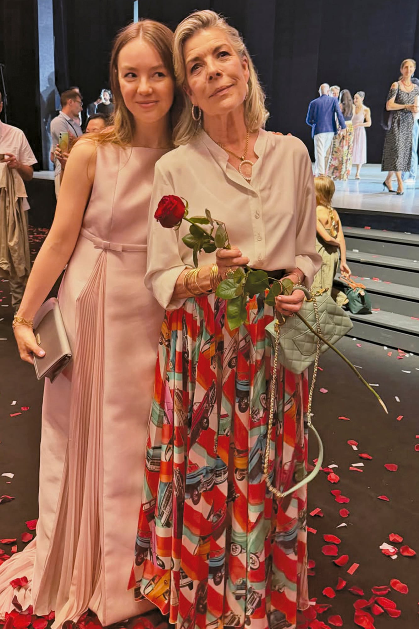La princesa rescató de su ropero una falda de la colección Resort 2017 de
Chanel para ir a la gala por el 40° aniversario de Les Ballets de Monte-Carlo,
mientras que su hija Alexandra eligió un delicado vestido rosa de Prada