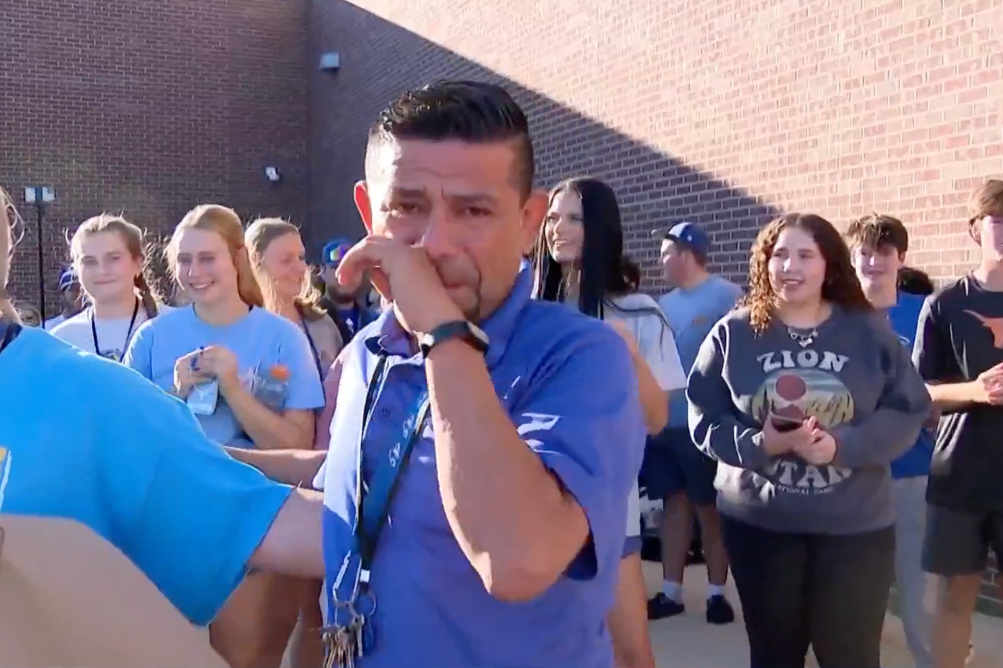 El conmovedor regalo de alumnos de Dallas a un conserje latino que los inspira: “Estaba en shock”