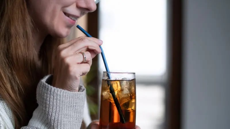 Beber lentamente o usar una pajita ayuda a minimizar el impacto del frío en el paladar