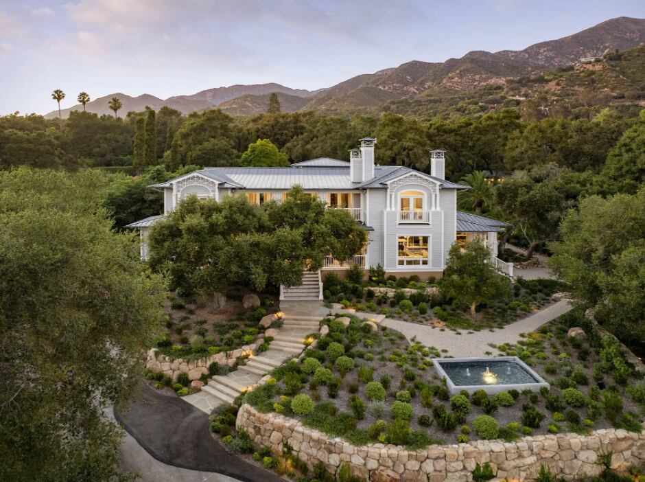 Vista exterior de la mansión reformada por Meg Ryan en Montecito, California